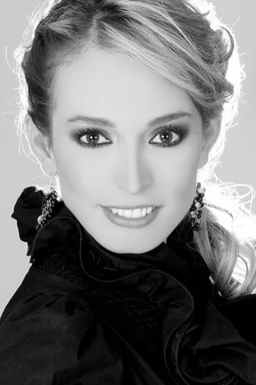 Lucía Villarreal ha trabajado con Crystal Mendivil en 1 ocasiones