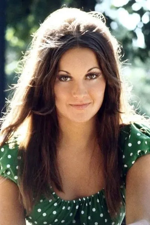 Crystal Smith interpretando a TV Newscaster