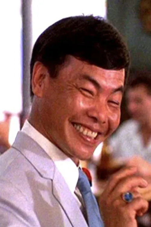 Cu Ba Nguyen interpretando a Cambodian Waiter