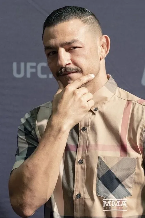 Cub Swanson interpretando a Self