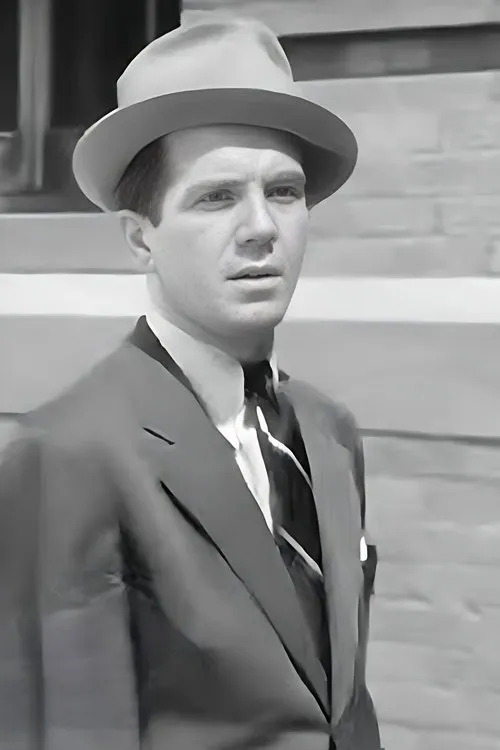 Cully Richards interpretando a Master of Ceremonies