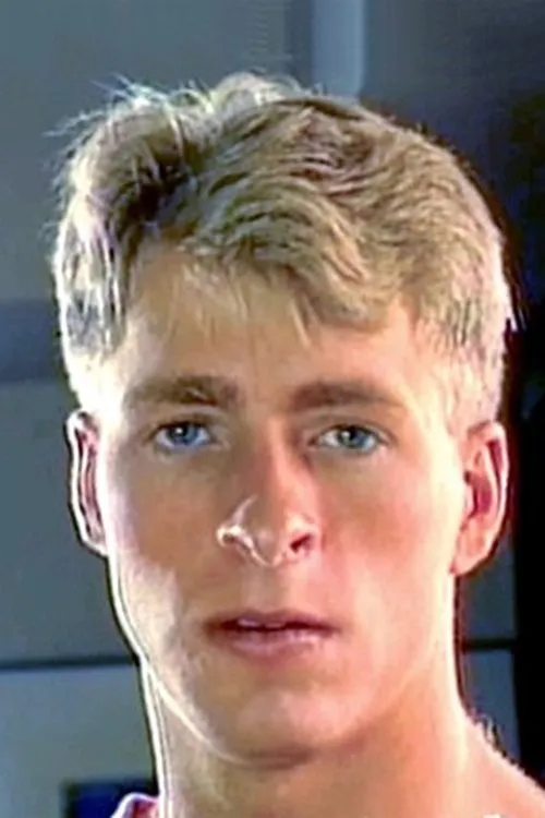 Curt Steele interpretando a Credited as Kurt Steele