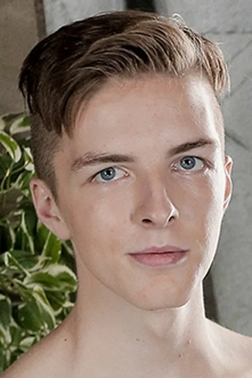 Curtis Dee interpretando a