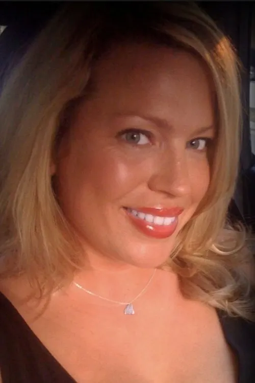 Cyndi Pass interpretando a Cassandra Bennett