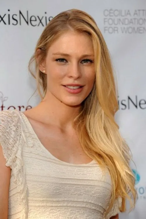 Cynthia Kirchner interpretando a A.I.