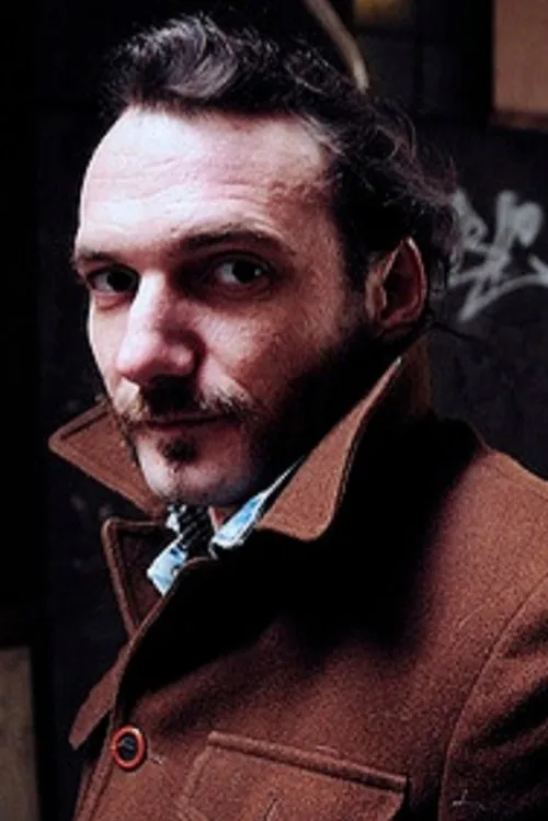 Cyril Roy interpretando a Alex