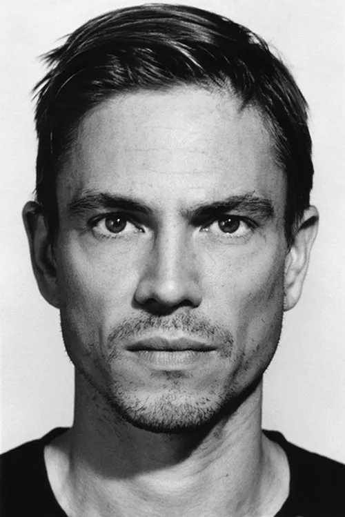 Cyrille Thouvenin interpretando a David Fontana