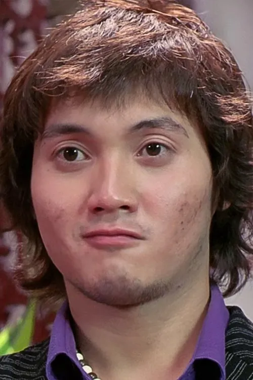 Cyrus Wong Ka-Ming interpretando a Hui Lok