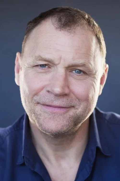 John-Paul Macleod ha trabajado con Dafydd Emyr en 1 ocasiones