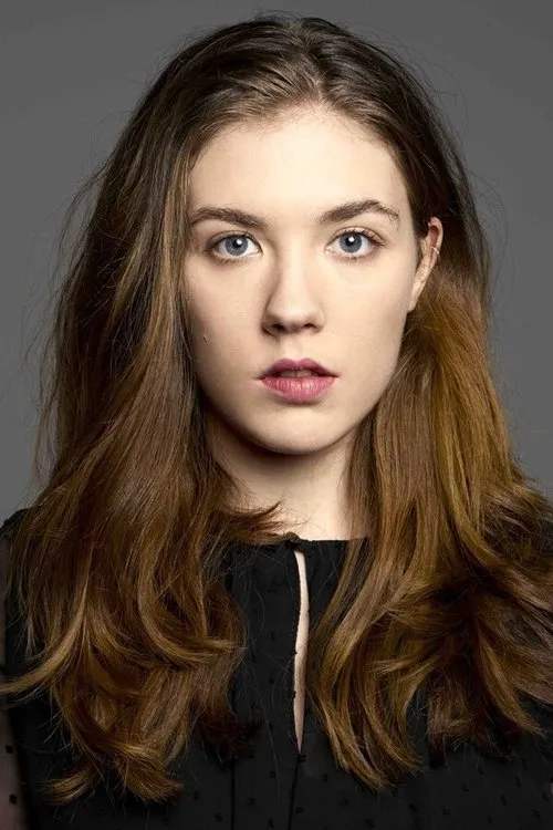 Daisy Broom interpretando a Joyce