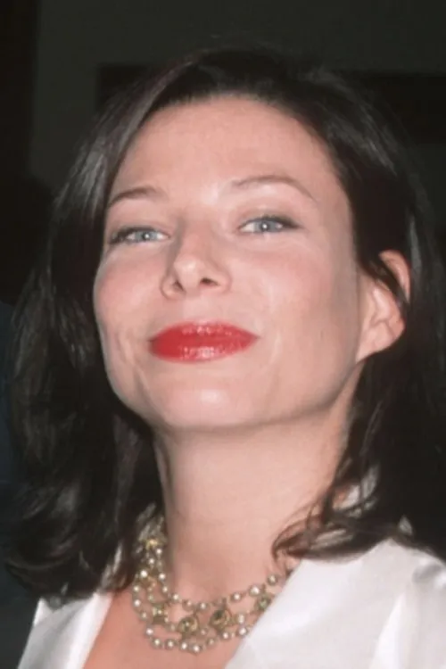 Daisy Hall interpretando a Alice