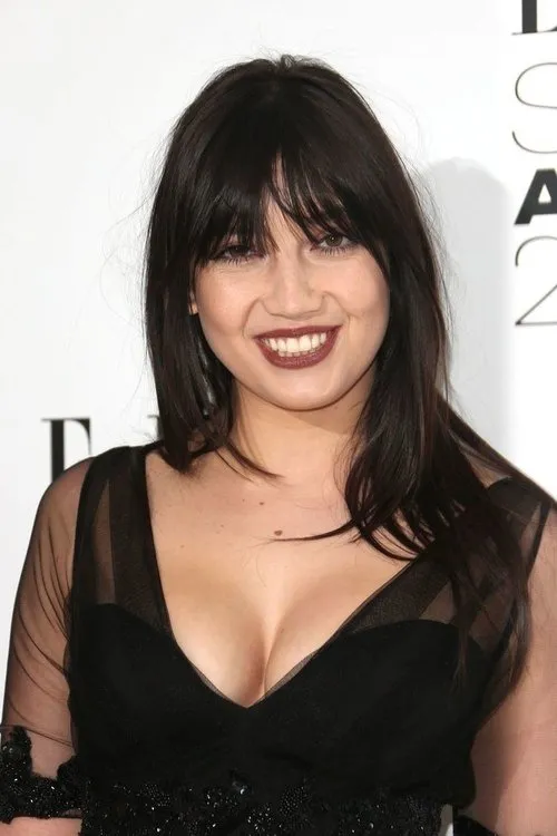 Daisy Lowe interpretando a Emily Lou