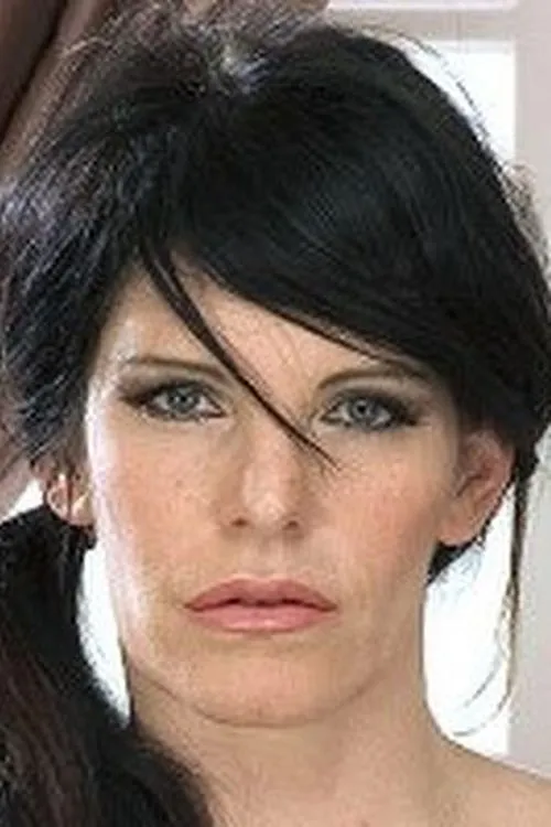 Daisy Rock interpretando a (archive footage)