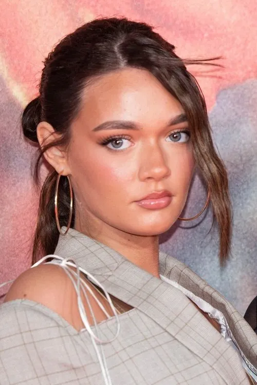 Daisy Tomlinson interpretando a Self