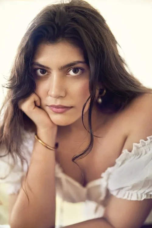 Dalai interpretando a Radha Srivastav