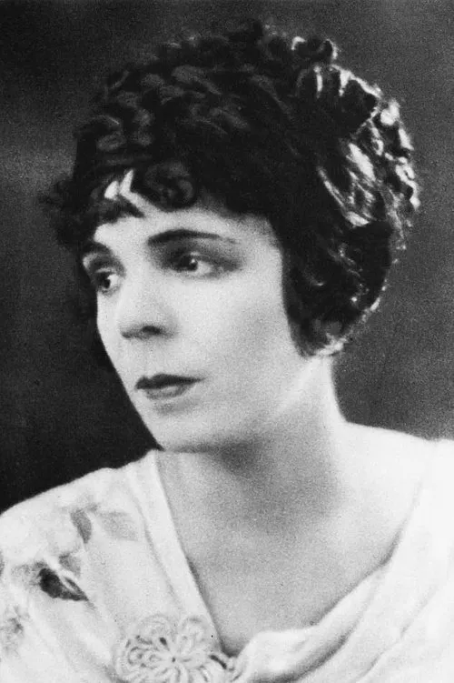 Dale Fuller interpretando a Cédrien