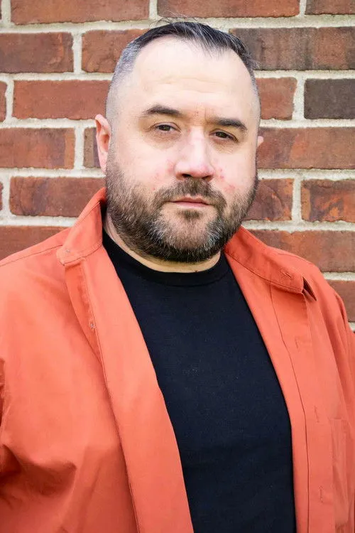 Dale Hills interpretando a 