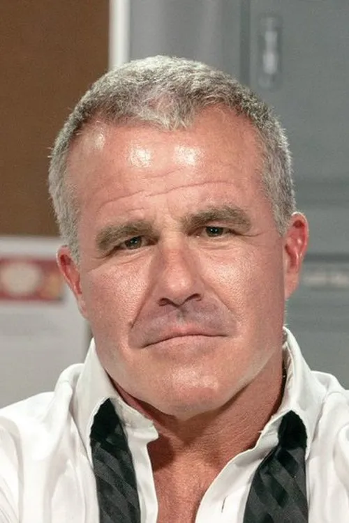 Dale Savage interpretando a Julia's Dad