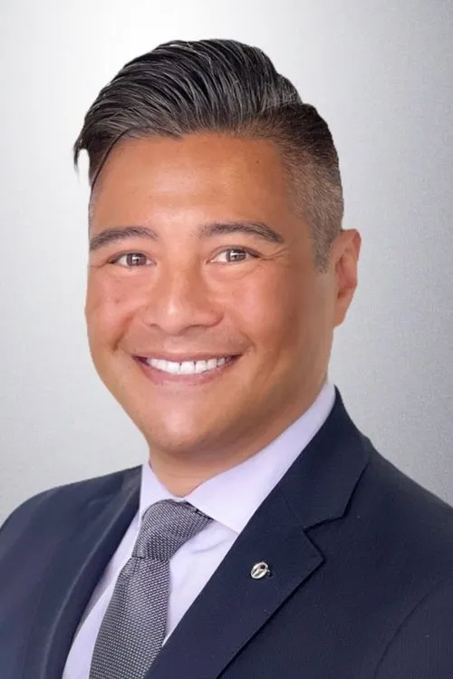 Dale Villar interpretando a Ricky