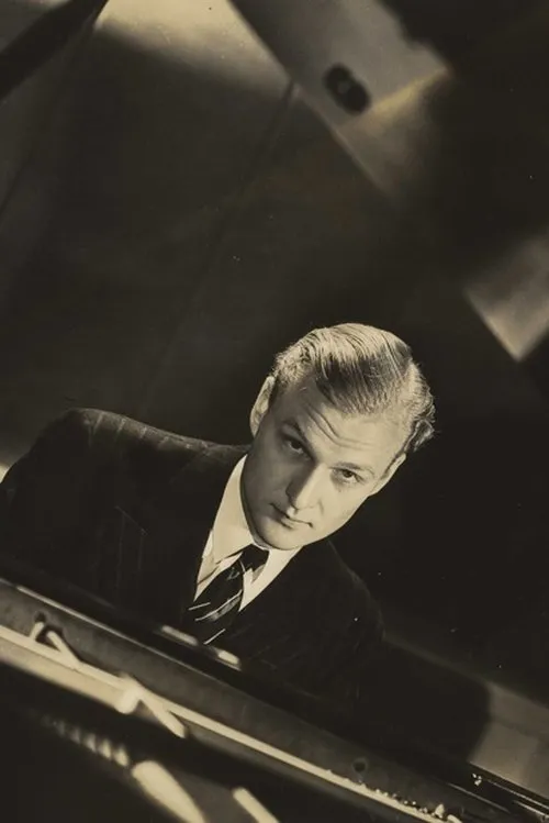 Dalies Frantz interpretando a Dimitri Marakov