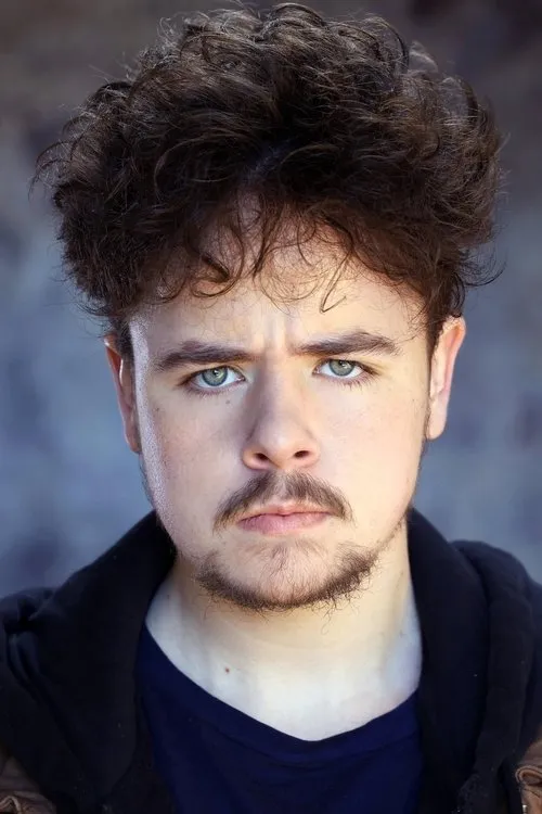 Dallas Edwards interpretando a Manny