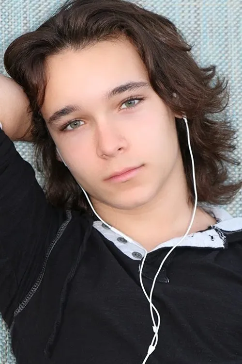 Dalton Cyr interpretando a Holden