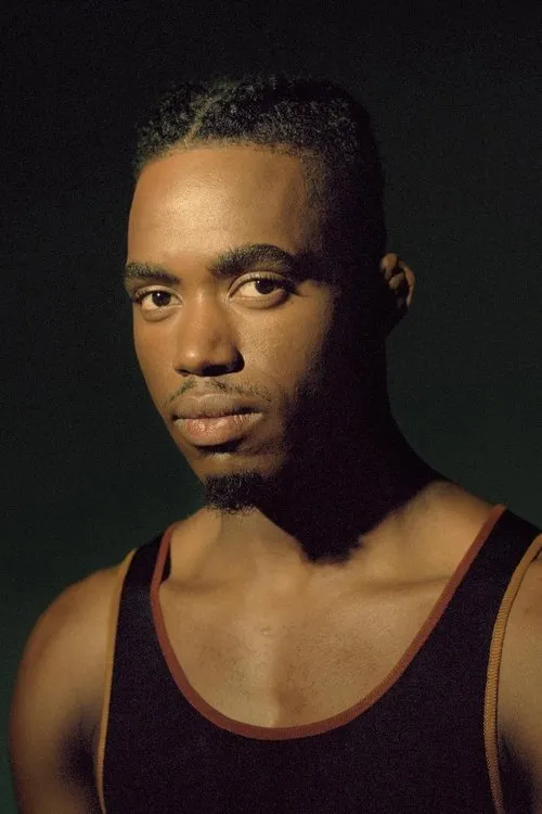 Dalton Harris interpretando a