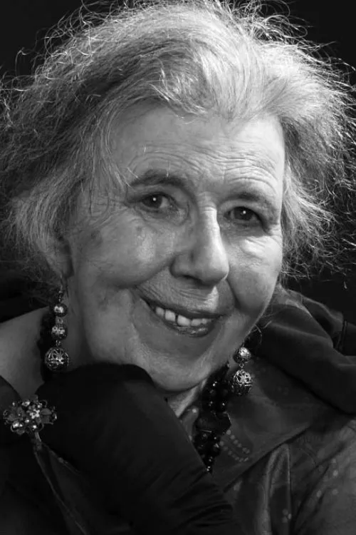 Damaris Hayman interpretando a Miss Flint