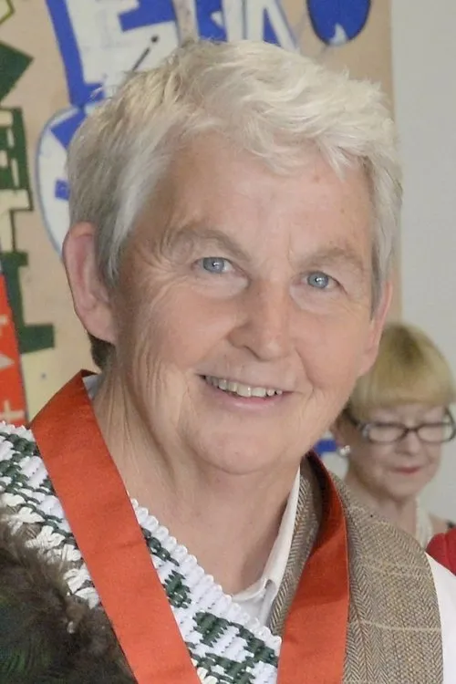 Dame Jools Topp interpretando a Self