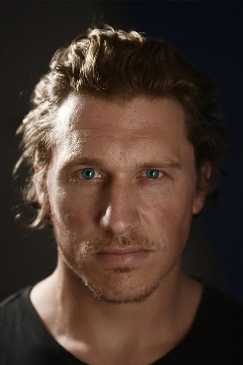 Damian Conrad-Davis interpretando a Dustin Murphy