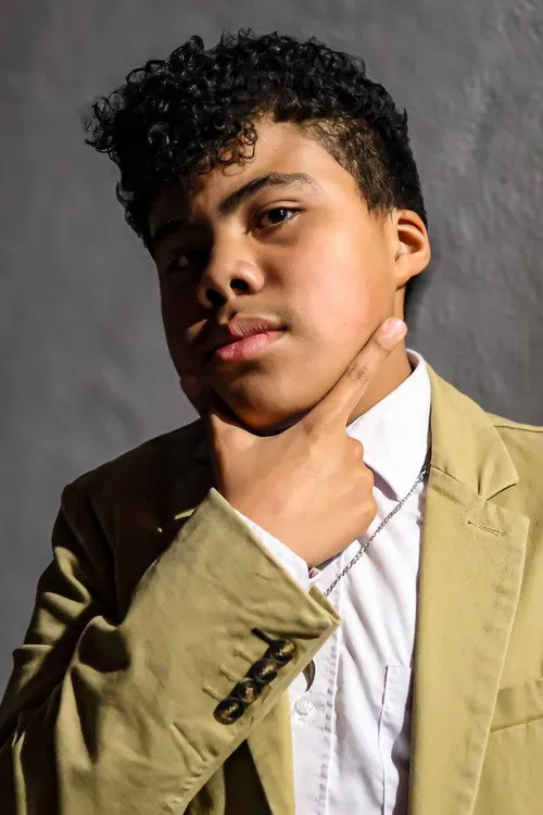 Damian Vergara interpretando a Kevin