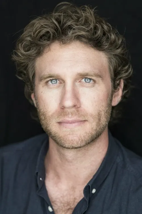 Damien Avery interpretando a Sandy Baxter