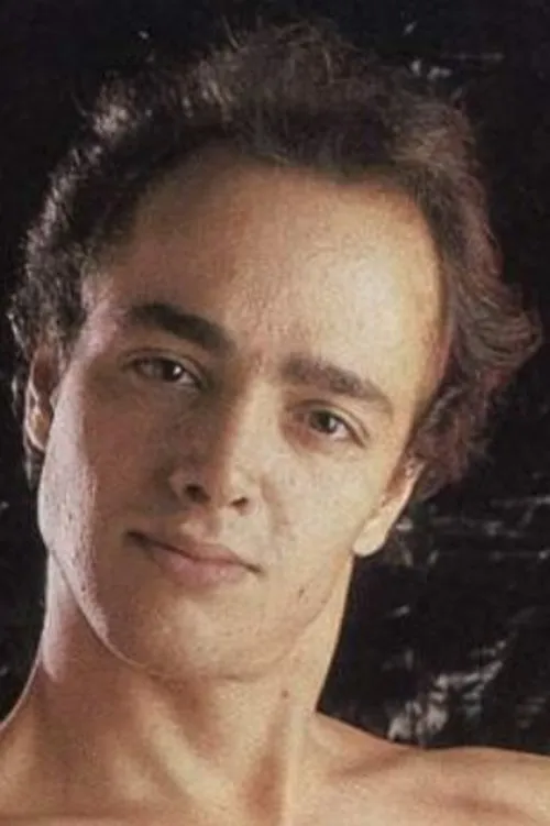 Damien Cashmere interpretando a James