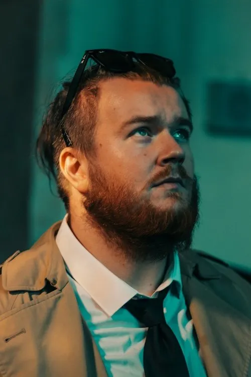 Damien Coke interpretando a Agent Mills