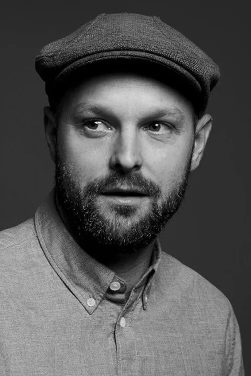 Damien Hope interpretando a Marc