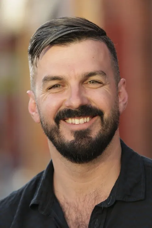 Damien Robitaille interpretando a Self