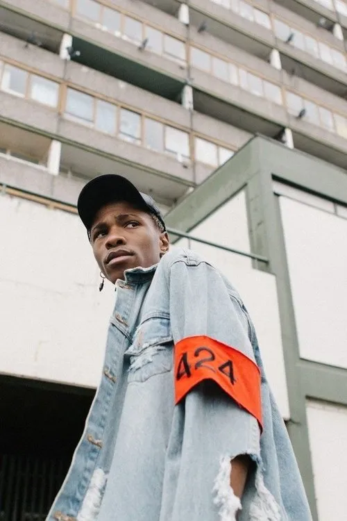 Damion Drover interpretando a Rick Rubbington