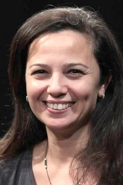 Damla Özen interpretando a Ayse