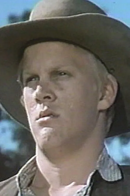 Damon Douglas interpretando a Boy