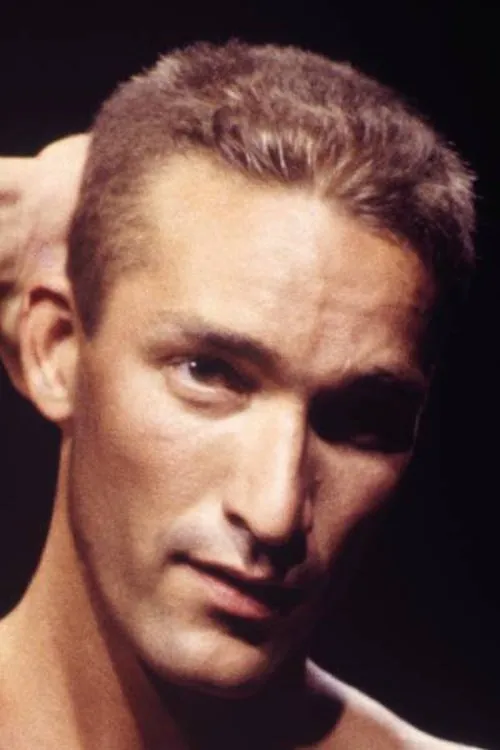 Damon Hendrick interpretando a (archive footage)