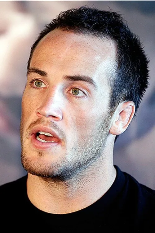 Damon Jackson interpretando a Self