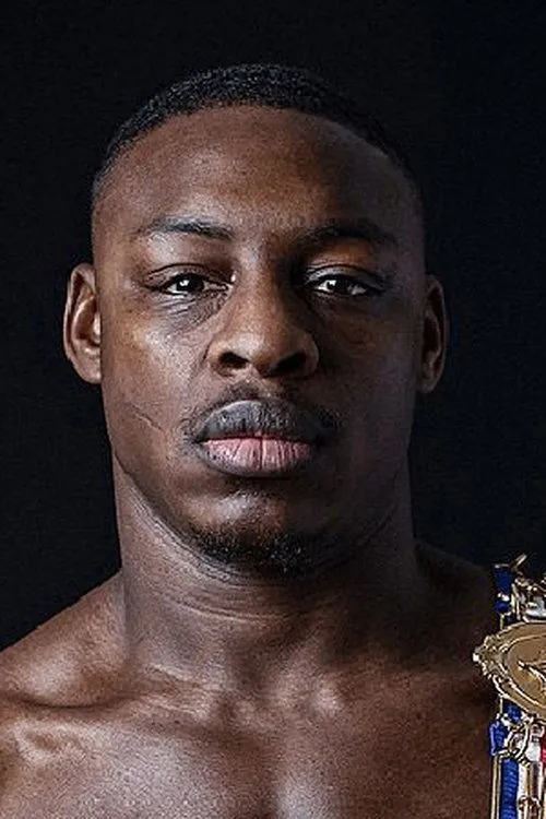 Dan Azeez interpretando a Self