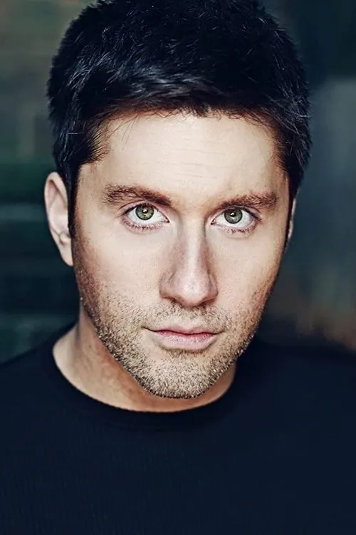 Dan Cade interpretando a Cade