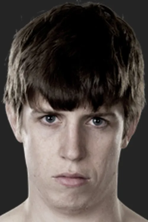 Dan Downes interpretando a Self