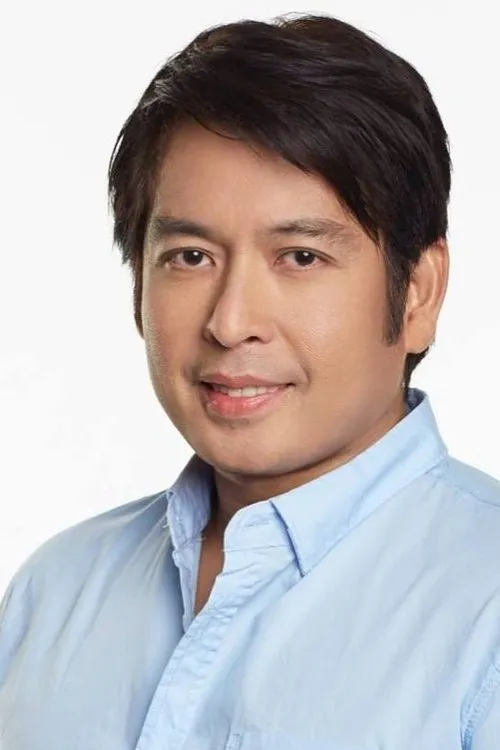 Dan Fernandez interpretando a Jake