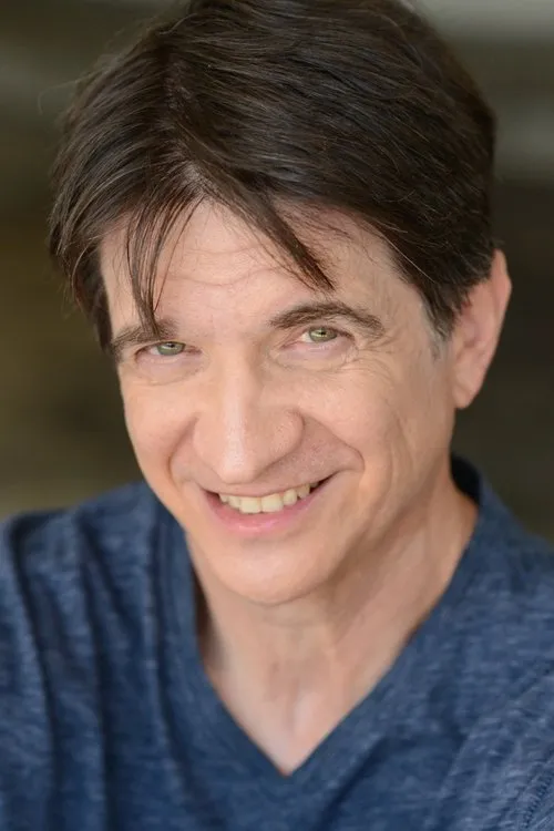 Dan Frischman interpretando a Dr. Legoy