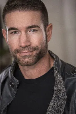 Dan Glenn interpretando a Henchman