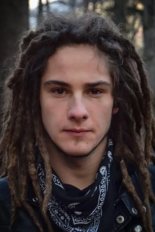 Dan Hurduc interpretando a Alex