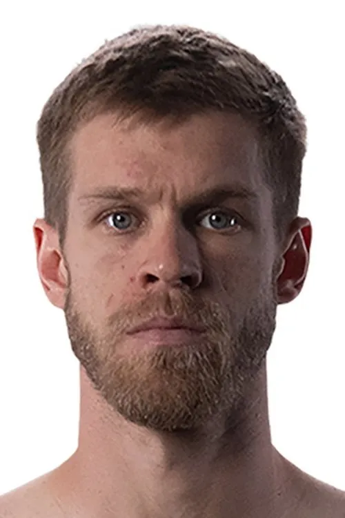 Dan Karpency interpretando a Self