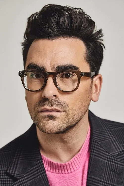 Dan Levy interpretando a Mark Hesterman